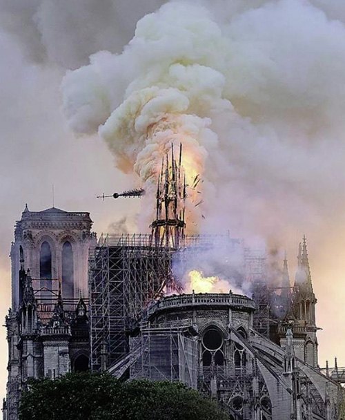 巴黎圣母院起火疑似电线短路，古建筑修缮防火须知